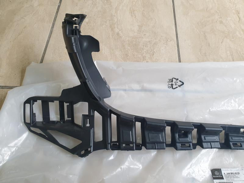 Original New Mercedes-Benz GLE W166 Front Bumper Centre Mount Bracket