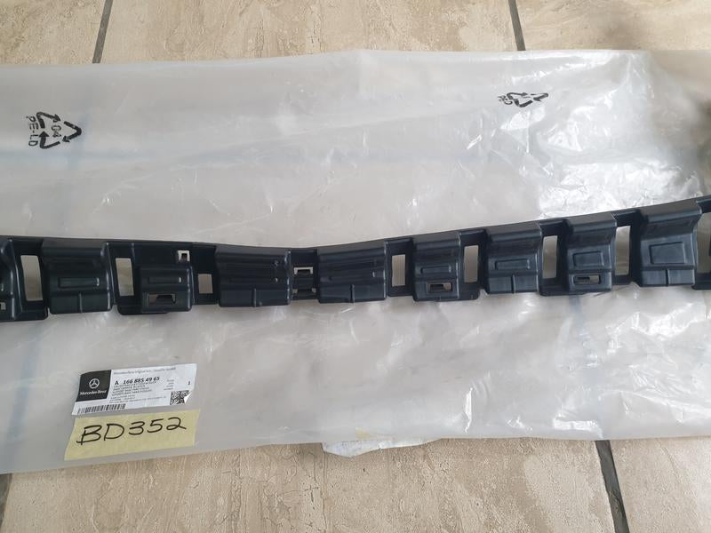 Original New Mercedes-Benz GLE W166 Front Bumper Centre Mount Bracket