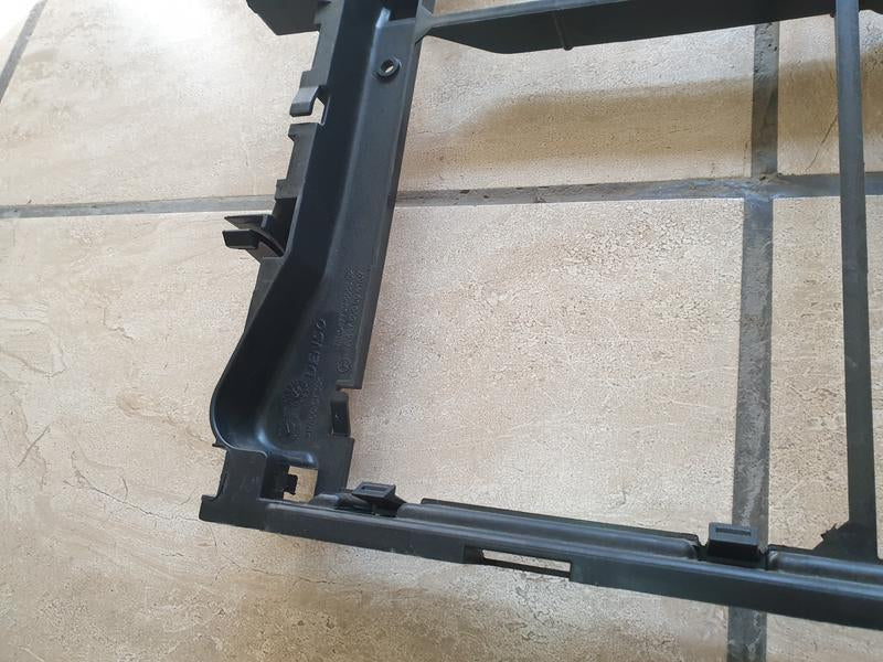 Original New Mercedes-Benz V-Class W447 Radiator Condensor Bracket