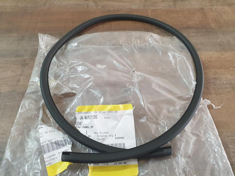 Original New Land Rover Discovery Front Sunroof Seal