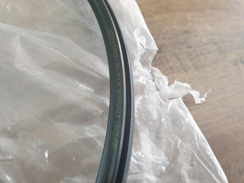 Original New Land Rover Discovery Front Sunroof Seal