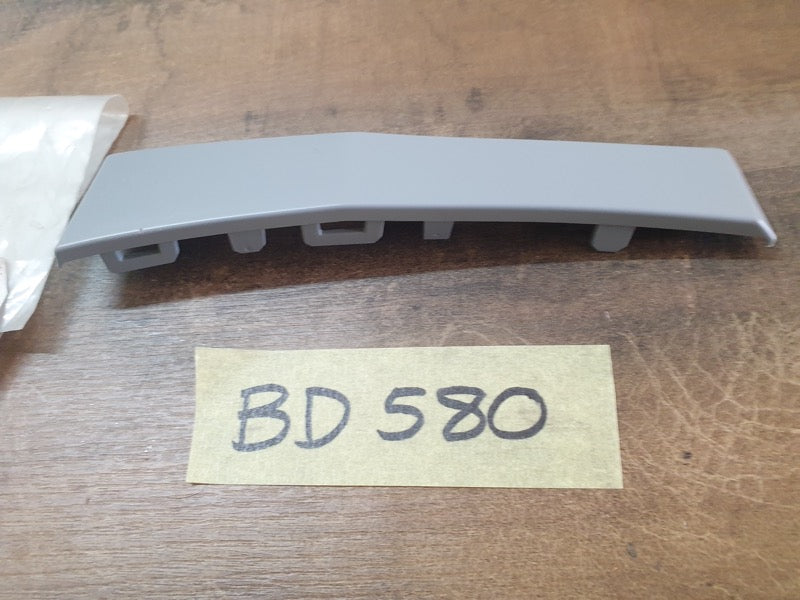 Original New Volkswagen Tiguan Right Front Fender Wheel Cover Trim