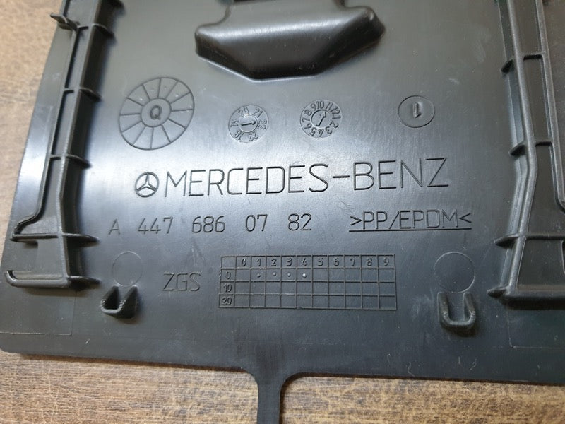Original New Mercedes-Benz V-Class W447 Front Fender Liner Maintenance Flap