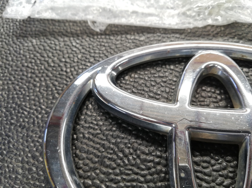 Toyota Hilux Raider, 2.7VVT-i 2007 Radiator Grille Badge