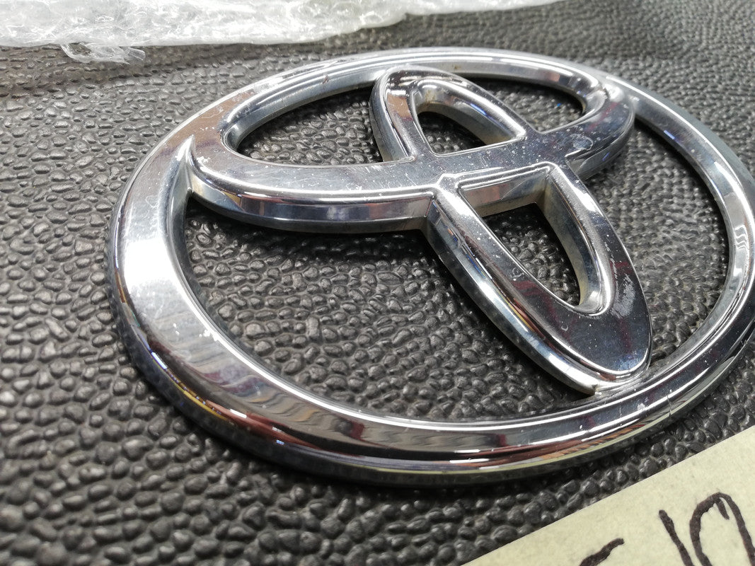Toyota Hilux Raider, 2.7VVT-i 2007 Radiator Grille Badge
