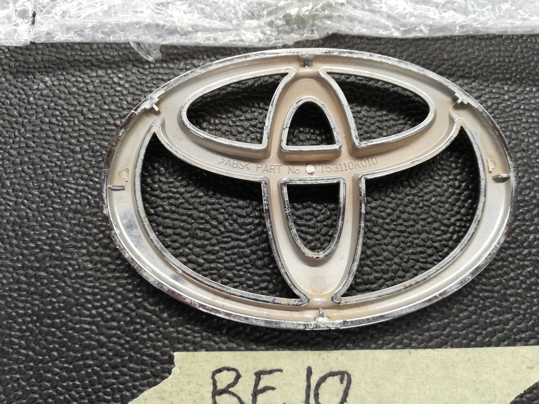Toyota Hilux Raider, 2.7VVT-i 2007 Radiator Grille Badge
