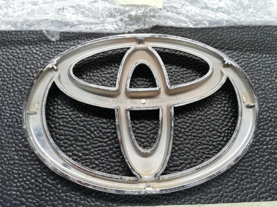 Toyota Hilux Raider, 2.7VVT-i 2007 Radiator Grille Badge