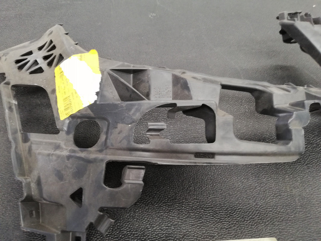 Mercedes-Benz C-Class W204, C180 - C63 AMG 2010 Right Front Bumper Bracket