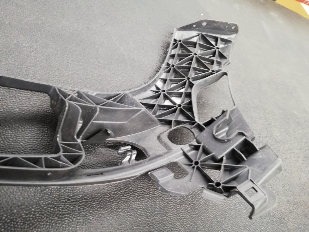 Mercedes-Benz C-Class W204, C180 - C63 AMG 2010 Right Front Bumper Bracket