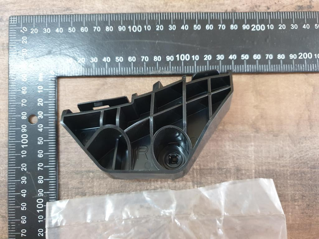 Toyota Land Cruiser 2009 Right Rear Bumper Bracket