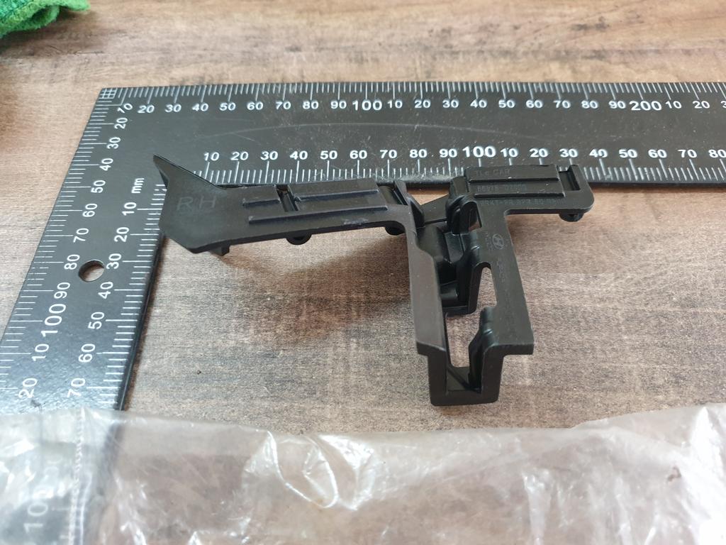 Hyundai Tucson Right Front Bumper Upper Corner Bracket