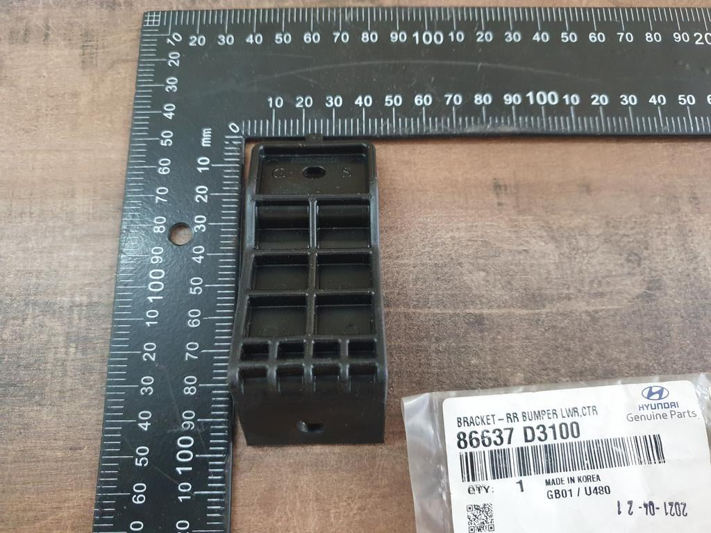 Original New Hyundai Tucson Rear Bumper Lower Centre Bracket