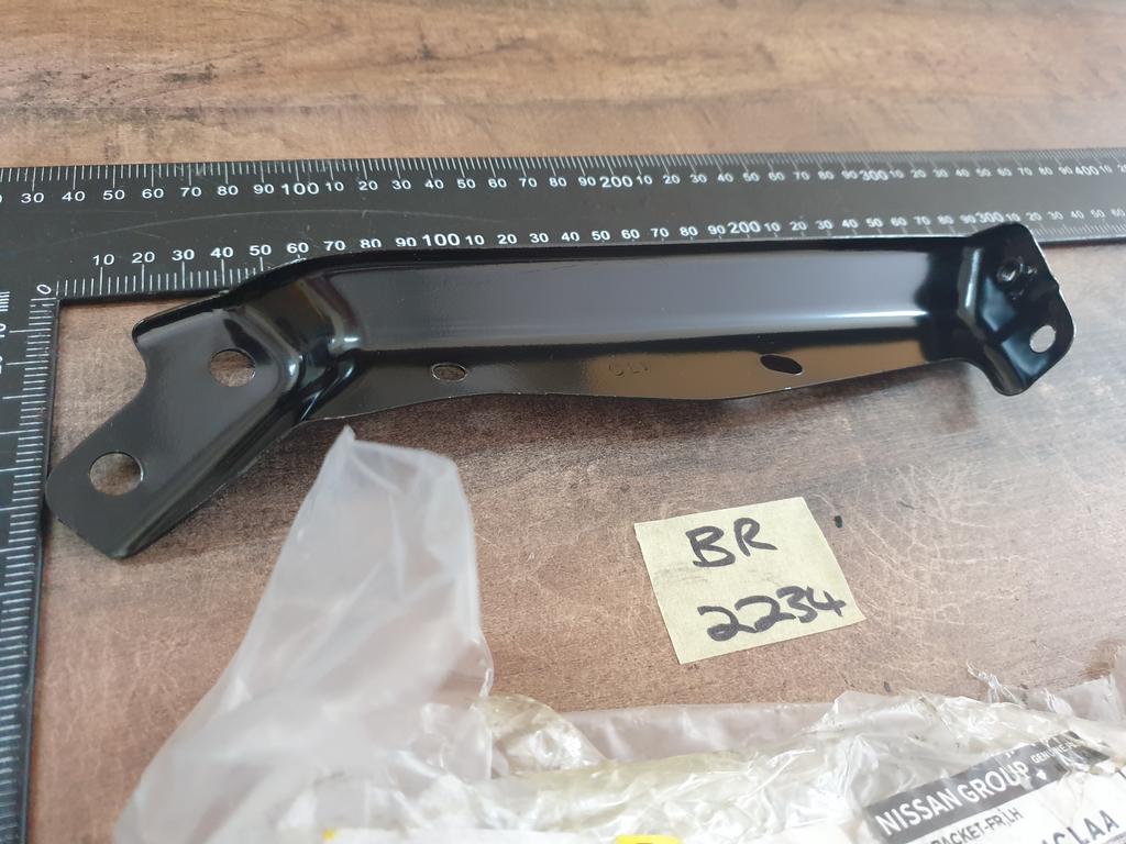 Original New Nissan X-Trail Left Front Fender Bracket