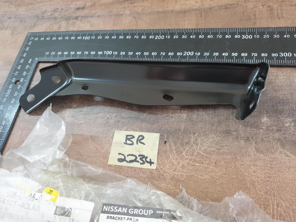 Original New Nissan X-Trail Left Front Fender Bracket