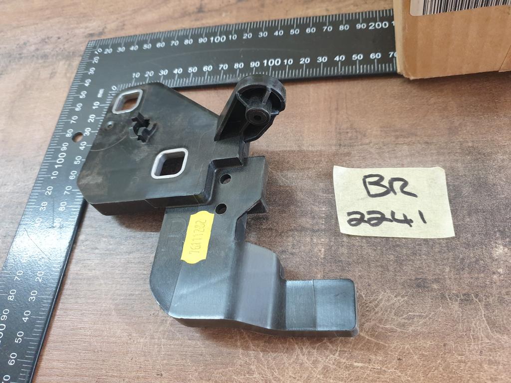 Original New Mercedes-Benz GLC Coupe C253 Right Headlight Bracket
