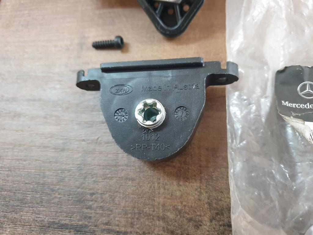 Original New Mercedes-Benz GLC W253 Left Headlight Repair Kit Brackets - 4 Out Of 5 Screws Missing