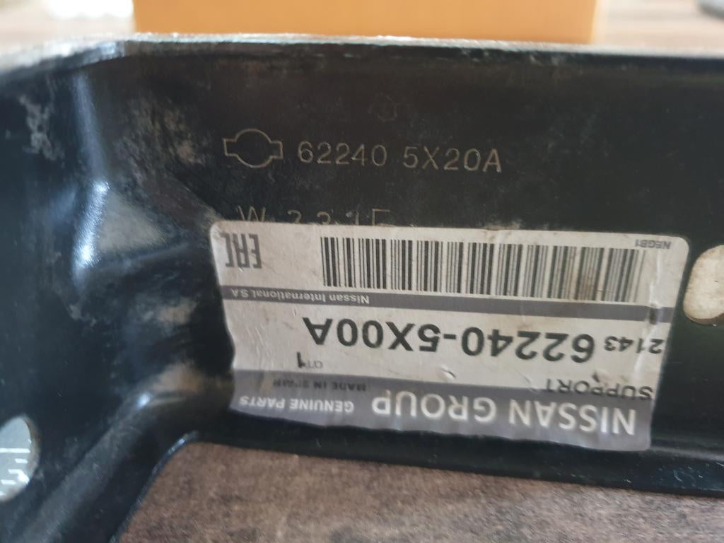 Original New Nissan Navara Front Centre Bumper Bracket