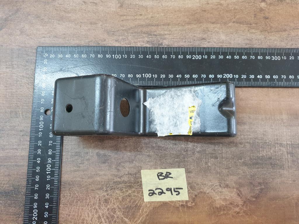 Original New Nissan Navara Front Centre Bumper Bracket