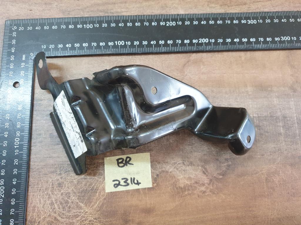 Original New Nissan Navara Right Front Fender Bracket