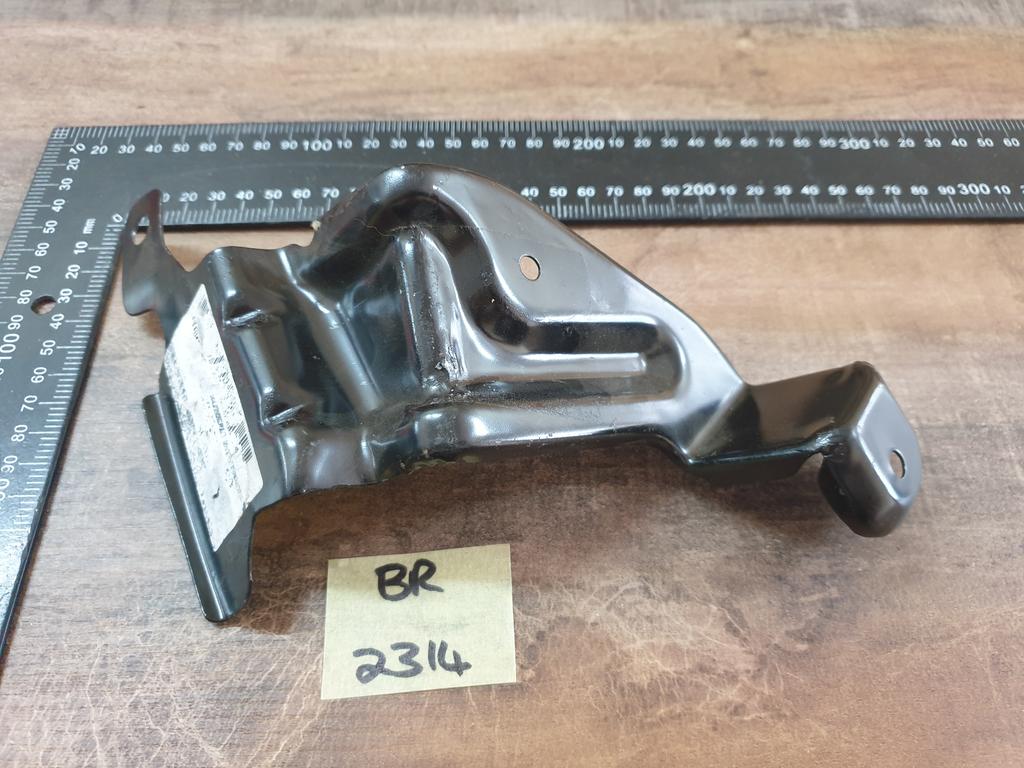 Original New Nissan Navara Right Front Fender Bracket