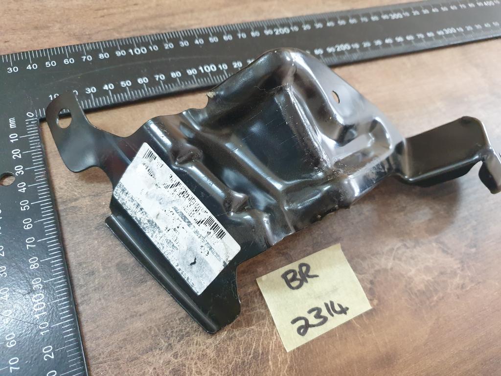 Original New Nissan Navara Right Front Fender Bracket