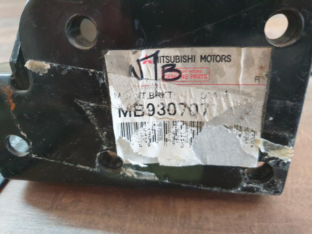 Original New Mitsubishi Pajero Left Front Bumper Bracket