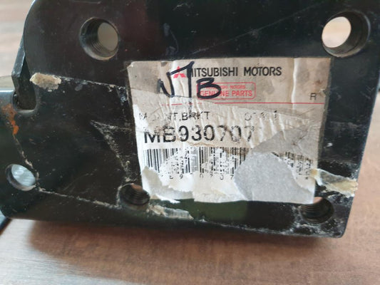 Original New Mitsubishi Pajero Left Front Bumper Bracket