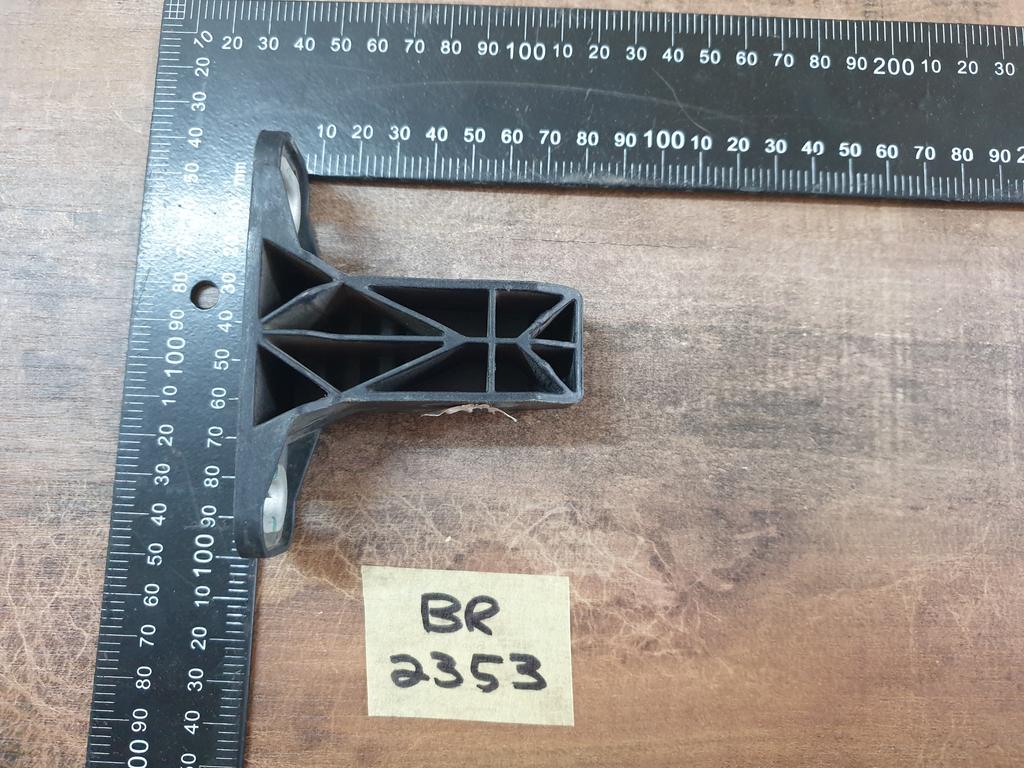 Original New Mercedes-Benz V-Class W447 Front Bumper To Crossmember Bracket