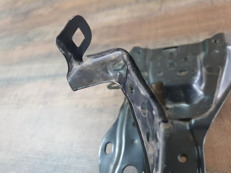 Original Used Toyota Hilux Lock Carrier Support Bracket