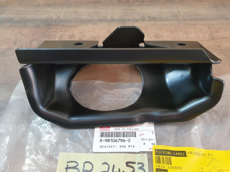 Original New Isuzu D-Max Engine Mounting Bracket