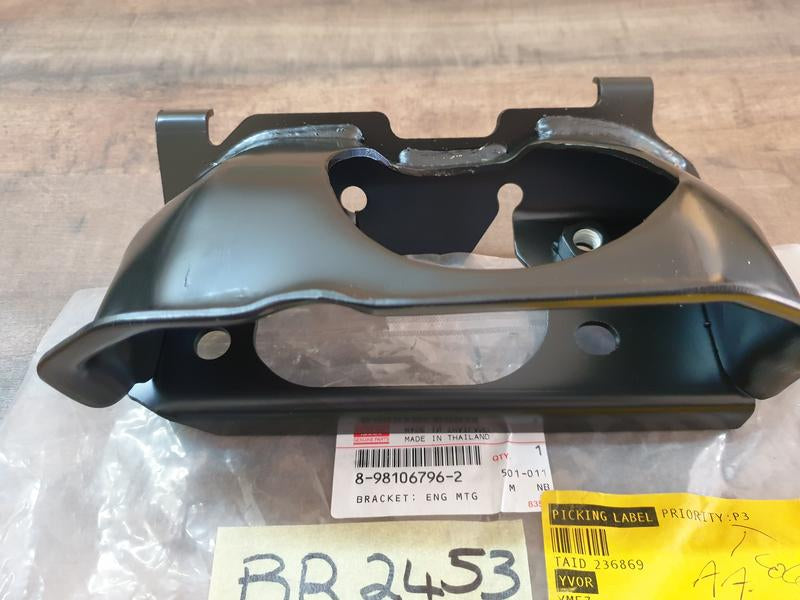 Original New Isuzu D-Max Engine Mounting Bracket