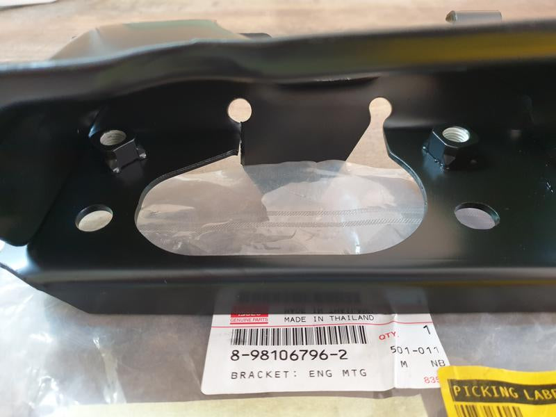 Original New Isuzu D-Max Engine Mounting Bracket