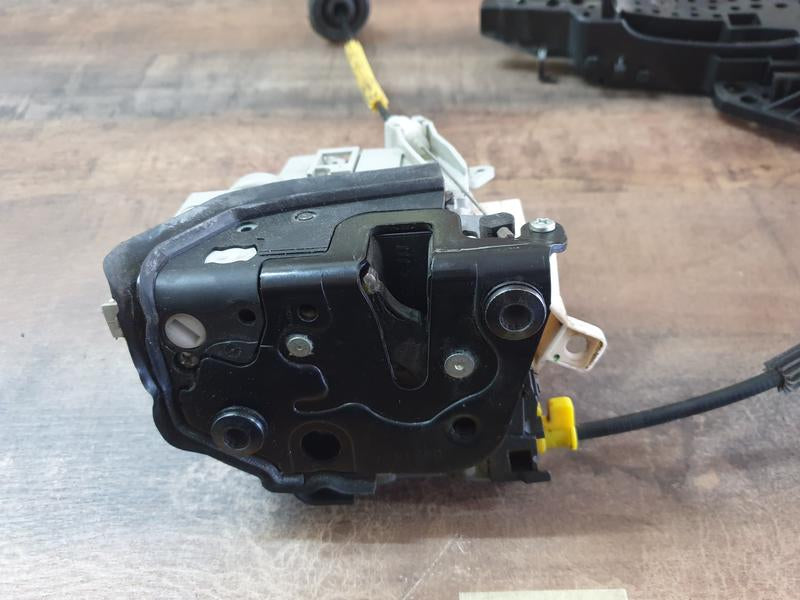 Original Used Audi Q5 Left Front Door Lock Mechanism With Inner Door Lock Bracket