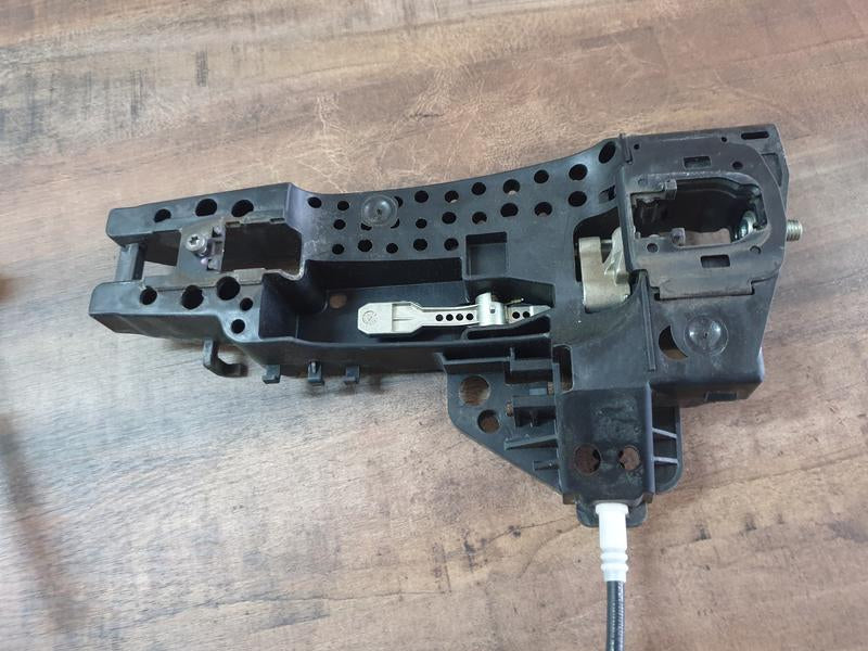 Original Used Audi Q5 Left Front Door Lock Mechanism With Inner Door Lock Bracket
