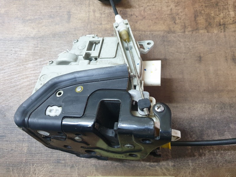 Original Used Audi A4 Left Front Door Lock Mechanism With Inner Door Handle