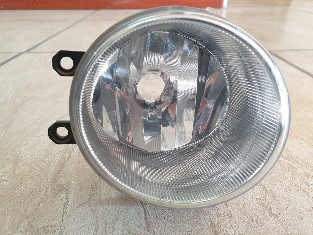 Toyota Hilux 2.4D, with bracket Right Fog Light