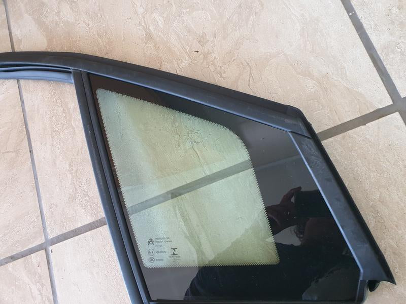 Original Used Opel Crossland X Right Front Window Channel With Quarter Glass Fixed Window