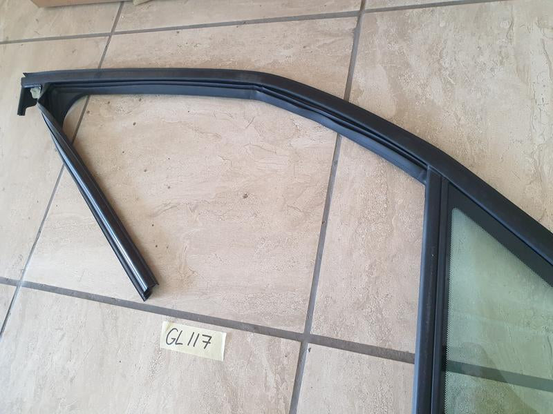 Original Used Opel Crossland X Right Front Window Channel With Quarter Glass Fixed Window