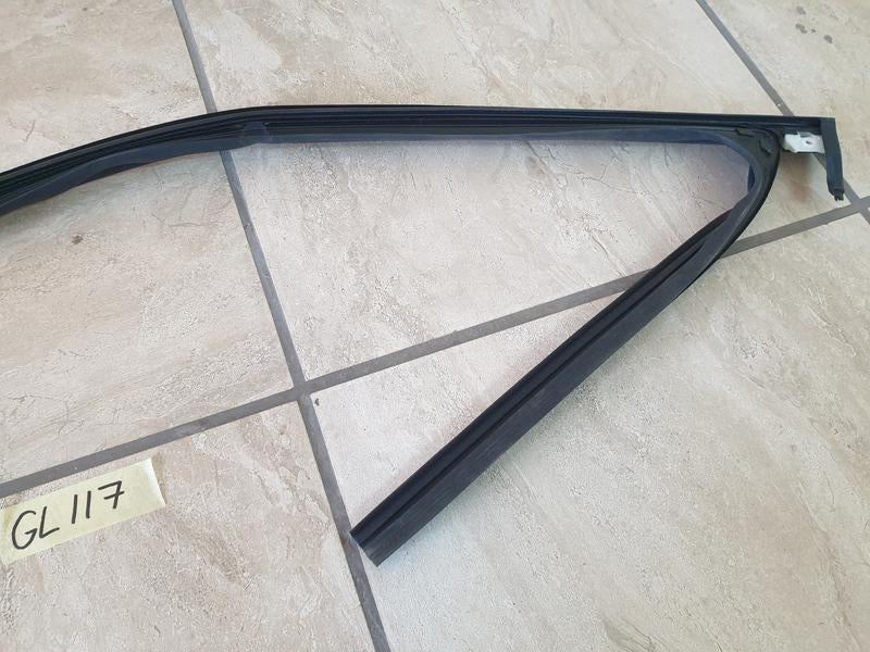 Original Used Opel Crossland X Right Front Window Channel With Quarter Glass Fixed Window