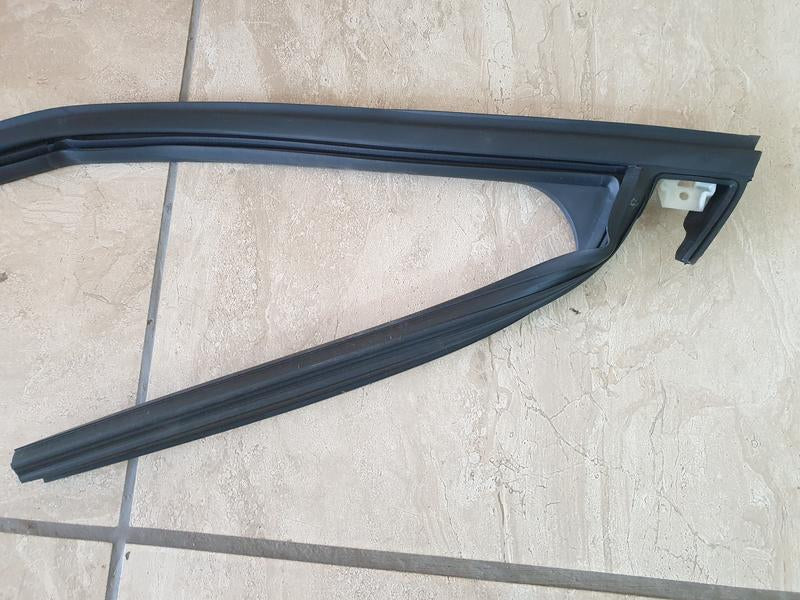 Original Used Opel Crossland X Left Front Window Channel With Quarter Glass Fixed Window