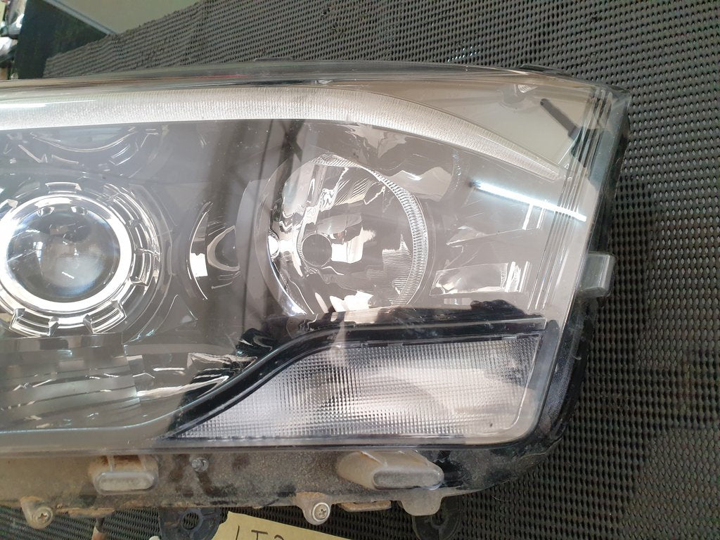 Mahindra Scorpion 2023, Xenon Right Headlight