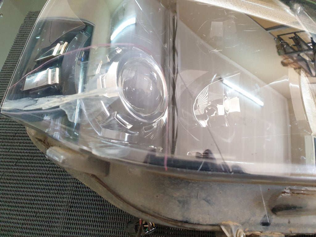 Mahindra Scorpion 2023, Xenon Right Headlight