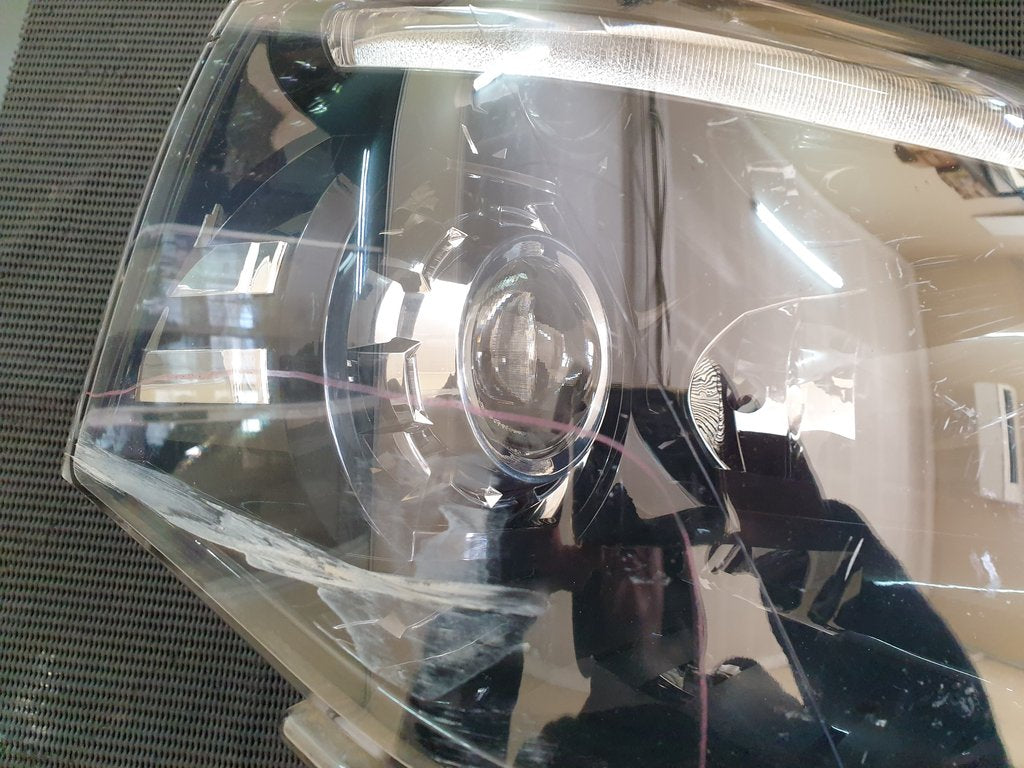 Mahindra Scorpion 2023, Xenon Right Headlight