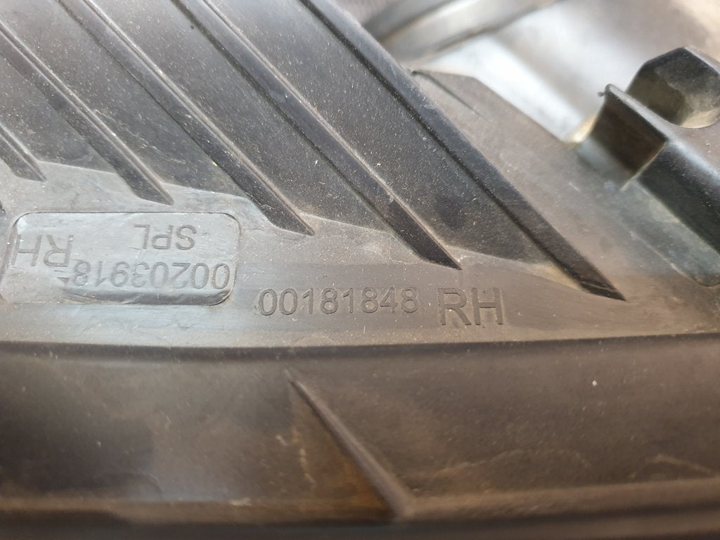 Mahindra Scorpion 2023, Xenon Right Headlight