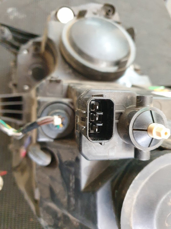 Mahindra Scorpion 2023, Xenon Right Headlight