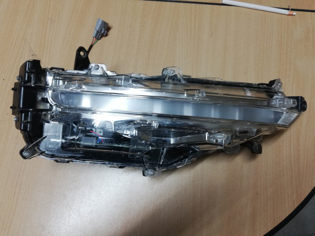 Toyota Fortuner 2021, 2022, Front bumper indicator, turn signal Right Front Day Time Running Light