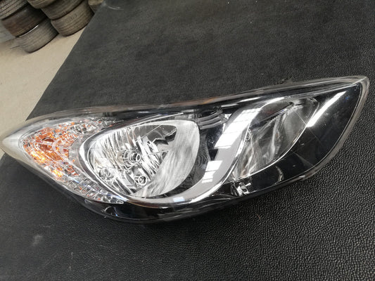 Hyundai Elantra 2012 Right Headlight