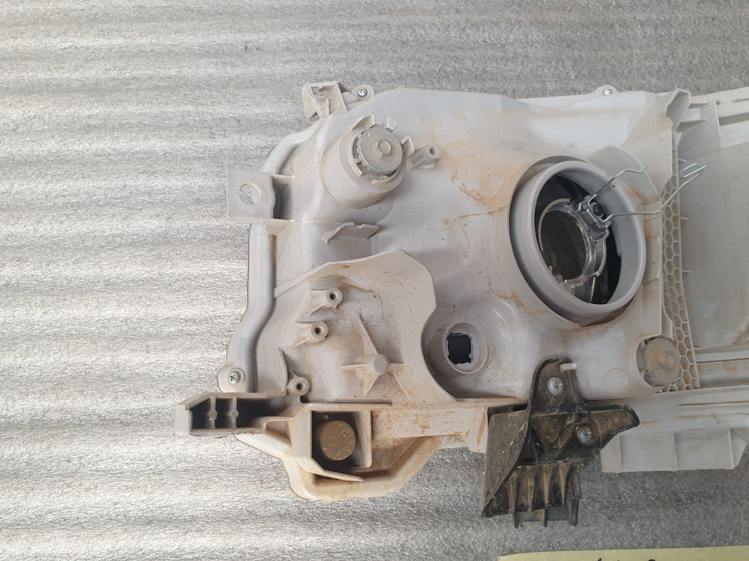 Toyota Quantum Right Headlight