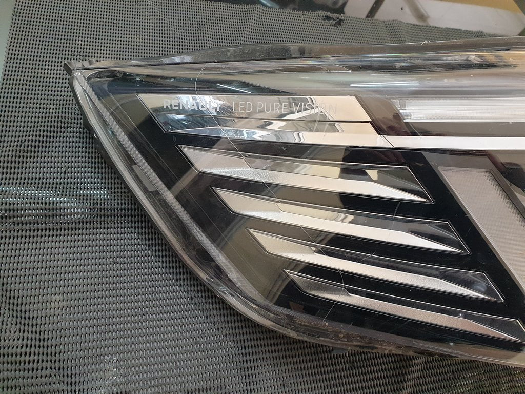 Renault TRAFIC 2.0 DCI Right Headlight