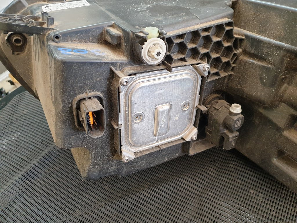 Renault TRAFIC 2.0 DCI Right Headlight